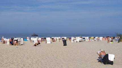 Wiklinowe kosze plażowe z leżakami na plaży Bałtyk, wejście nr. 19 - Kołobrzeg. Łukasz Grzejszczak Mojeurlopy.pl