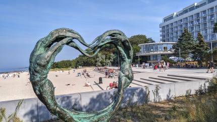 Sanatorium Uzdrowiskowe Bałtyk i plaża nr 19 widziane przez Pomnik Miłości. Fot. Łukasz Grzejszczak Mojeurlopy.pl