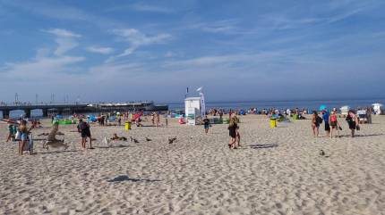 Wieża ratowników WOPR na plaży nr 19 w Kołobrzegu. Powiewa biała flaga. Fot. Łukasz Grzejszczak Mojeurlopy.pl
