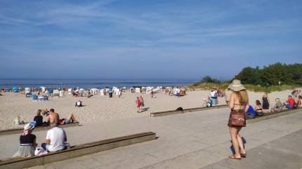 Schodki z ławeczkami między Hotelem Bałtyk a plażą nr 19 w Kołobrzegu. Fot. Łukasz Grzejszczak Mojeurlopy.pl