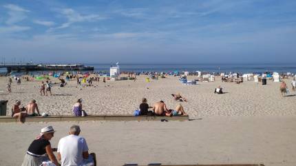 Schodki z ławeczkami przed plażą nr 19 w Kołobrzegu. Fot. Łukasz Grzejszczak Mojeurlopy.pl