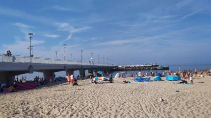 Plaża Bałtyk nr 19 w Kołobrzegu, po lewej stronie molo. Fot. Łukasz Grzejszczak Mojeurlopy.pl