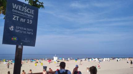 Tablica informacyjna wejścia na plażę nr 19 w Kołobrzegu. Fot. Łukasz Grzejszczak Mojeurlopy.pl