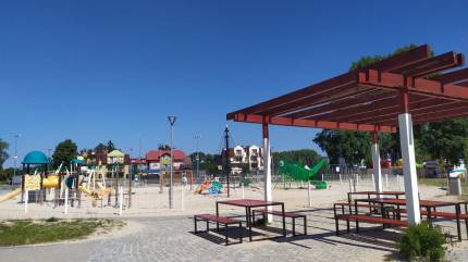 Pergola przy placu zabaw. Skwer Rekreacyjno - Wypoczynkowy w Dziwnowie. Fot. Łukasz Grzejszczak Mojeurlopy