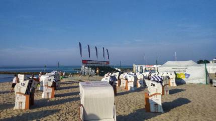 Plaża Milenium. Pełnowymiarowe boiska do siatkówki z trybunami. Kosze plażowe. Fot. Łukasz Grzejszczak Mojeurlopy.pl
