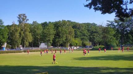 Ustronie Morskie - boisko sportowe, na którym rozgrywane są mecze przez drużynę z ASTRA Nadmorski Klub Sportowy. Fot. Łukasz Grzejszczak Mojeurlopy.pl