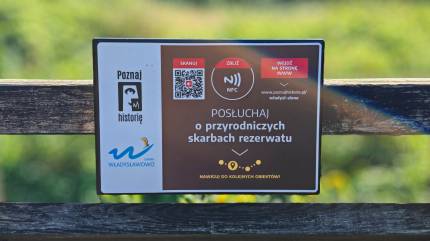 Zeskanuj kod QR i posłuchaj ciekawych informacji o Rezerwacie przyrody Słone Łąki we Władysławowie. Fot. Łukasz Grzejszczak Mojeurlopy.pl
