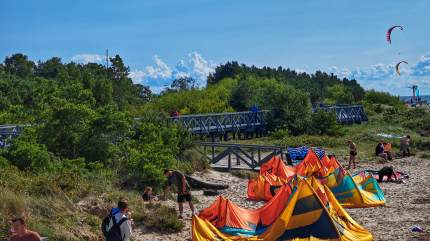 Kładka spacerowa nad zatoką w Jastarni to doskonały punkt do obserwacji kitesurferów i windsurferów szalejących po zatoce. Fot. Łukasz Grzejszczak Mojeurlopy.pl