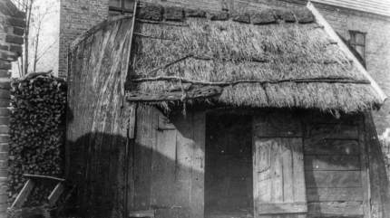 Przykład wykorzystania łodzi do budowy chaty rybackiej w Jastarni. Archiwalne zdjęcie ze zbiorów NAC