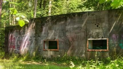 Poniemieckie bunkry w Mielnie. Bunkry w lesie przy drodze do Mielenka