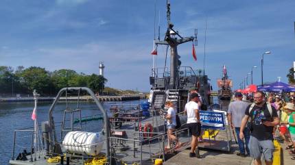 Rejsy wycieczkowe Kutrem Torpedowym na bazie patrolowca projektu 912 wyprodukowanego przez Stocznię Marynarki Wojennej w Gdyni. Jednostka posiada moc 420 KM oraz 24 metry długości. Fot. Łukasz Grzejszczak Mojeurlopy.pl