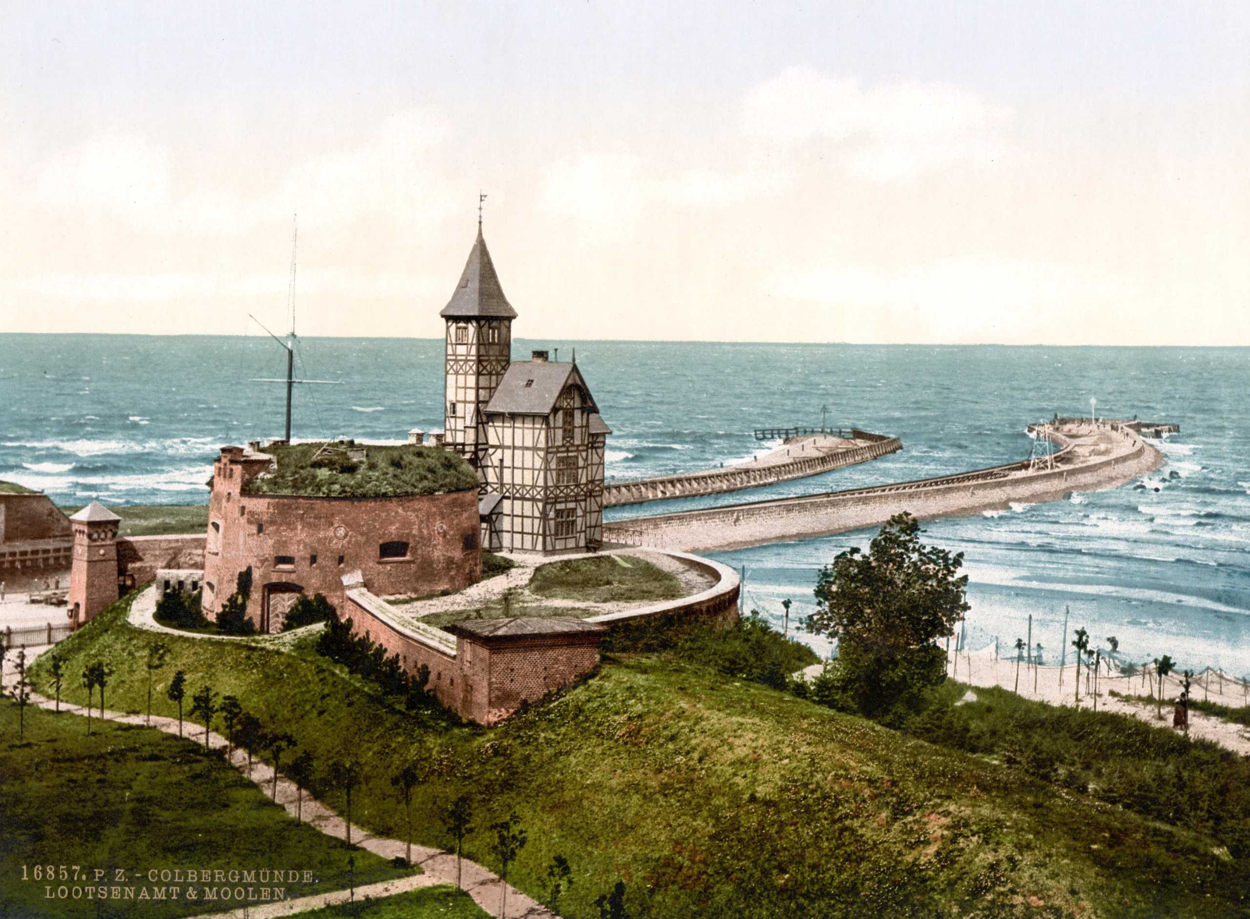 Latarnia Morska Kołobrzeg na nasypie obok Fortu Ujście w 1899. Archiwalne zdjęcia, pocztówka
