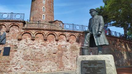 Pomnik komandora Stanisława Mieszkowskiego w Kołobrzegu. 
Fot. Łukasz Grzejszczak Mojeurlopy.pl