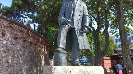 Pomnik komandora Stanisława Mieszkowskiego w Kołobrzegu. 
Fot. Łukasz Grzejszczak Mojeurlopy.pl