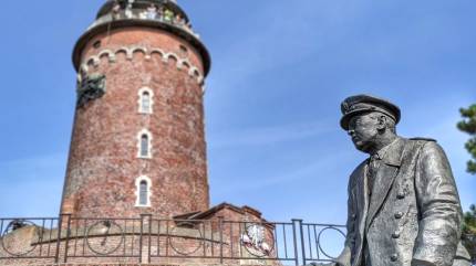 Pomnik komandora Stanisława Mieszkowskiego koło latarni morskiej w Kołobrzegu. 
Fot. Łukasz Grzejszczak Mojeurlopy.pl