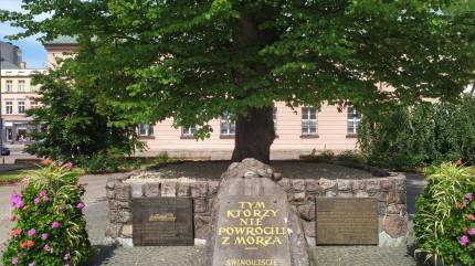 Na Placu Rybaka znajduje się obeliski upamiętniający tych którzy nie wrócili z morza oraz rzeźba rybaka. Fot. Łukasz Grzejszczak Mojeurlopy.pl