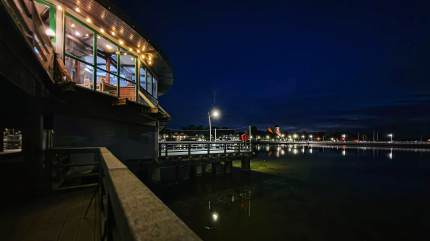 Molo w Pucku nocą, w tle Zielona Plaża, Marina i Fara. Fot. Łukasz Grzejszczak Mojeurlopy.pl