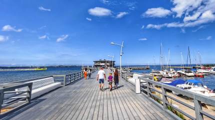 Molo w Pucku, w tle restauracja 'Na Molo', po prawo stary Port Jachtowy. Fot. Łukasz Grzejszczak Mojeurlopy.pl