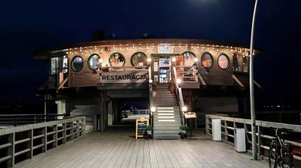 Restauracja na Molo w Pucku nocą. Fot. Łukasz Grzejszczak Mojeurlopy.pl