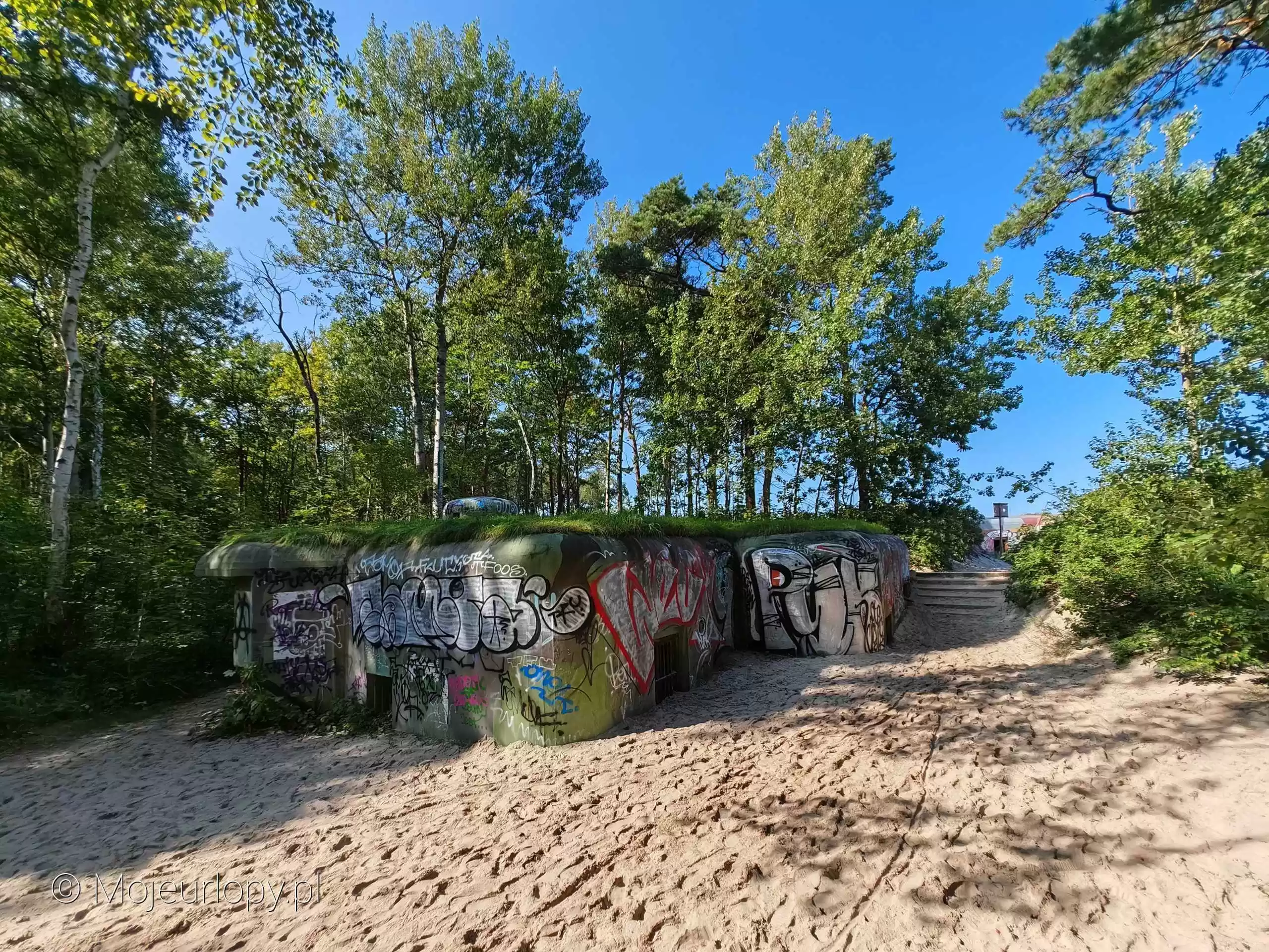 Schron bojowy Saragossa przy wejściu na plażę 39 w Jastarni. Fot. Łukasz Grzejszczak Mojeurlopy.pl